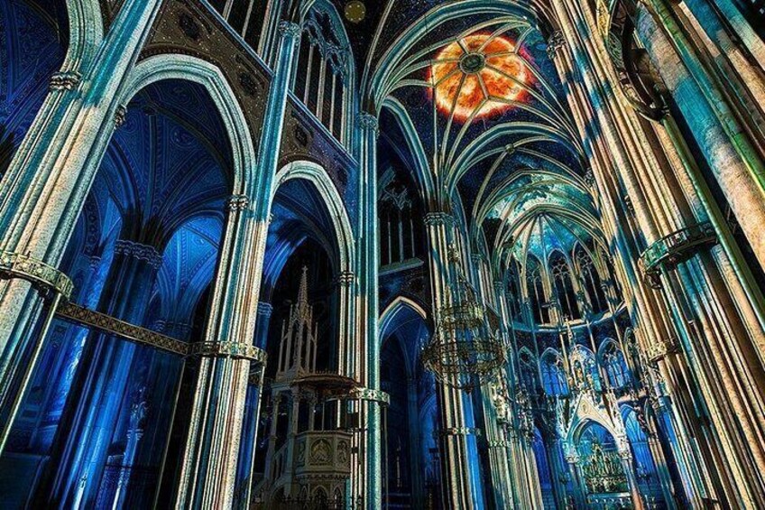 L’intérieur d’une cathédrale présente une architecture gothique, avec notamment des arcs brisés et des voûtes d’ogives. 3