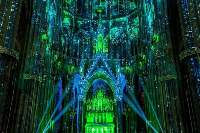 L’intérieur d’une cathédrale gothique, avec une architecture complexe et un éclairage vert. 1