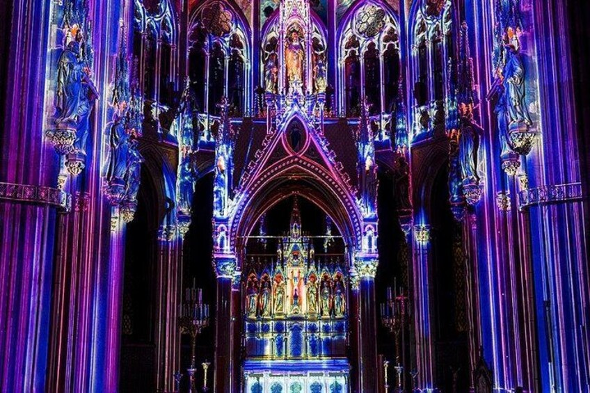 Una catedral gótica con vidrieras iluminadas y estatuas. 3