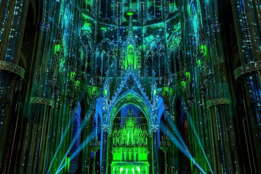 Interior de una catedral gótica con arquitectura intrincada e iluminación verde. 1
