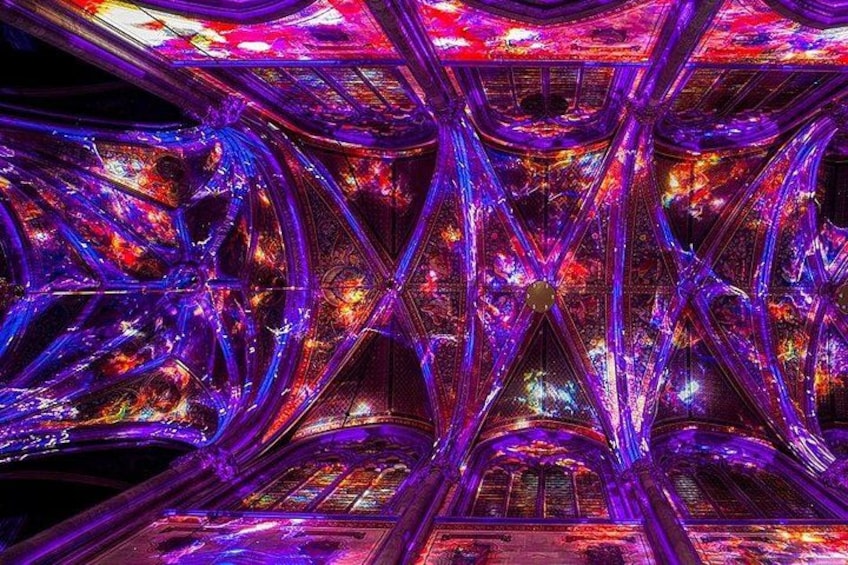 Una estructura compleja y simétrica con diseños intrincados y una paleta de colores vibrante. 5