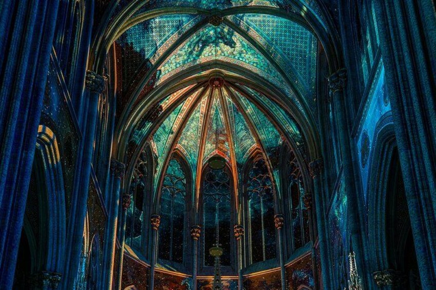 L’intérieur d’une cathédrale gothique, avec ses arcs brisés, ses voûtes d’ogives et ses vitraux. 3