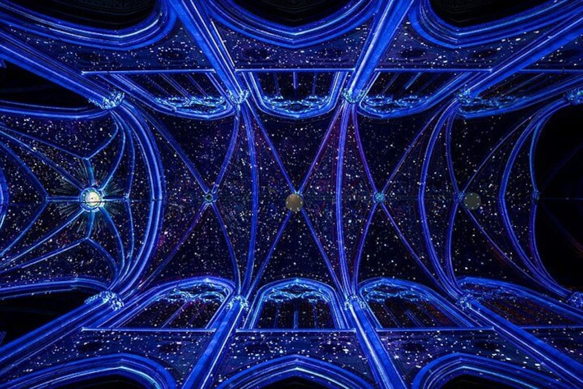 Un motif géométrique symétrique, composé de lignes qui se croisent et d’un point central lumineux. 4
