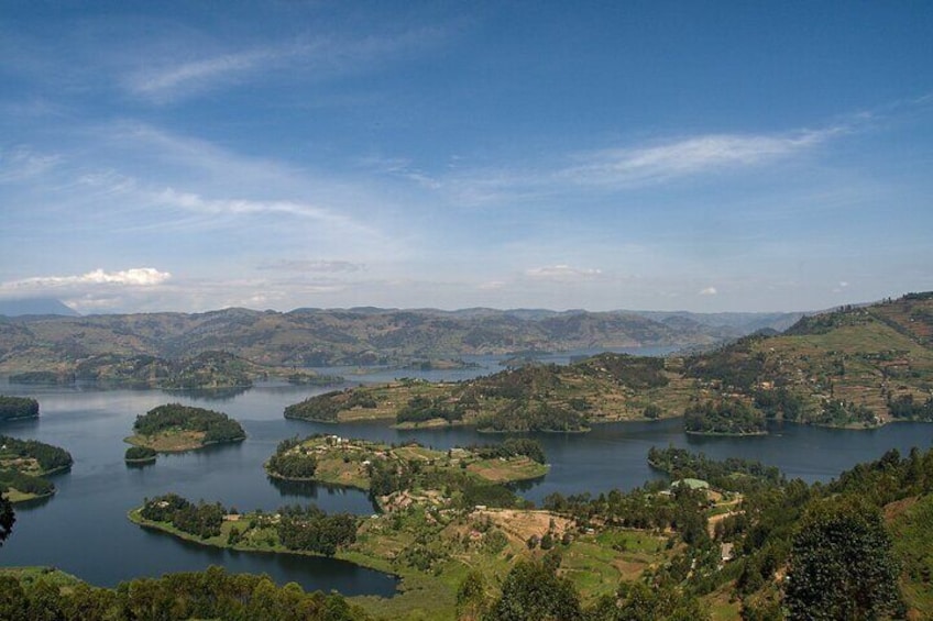 Un lago circondato da colline e piccole isole. 3