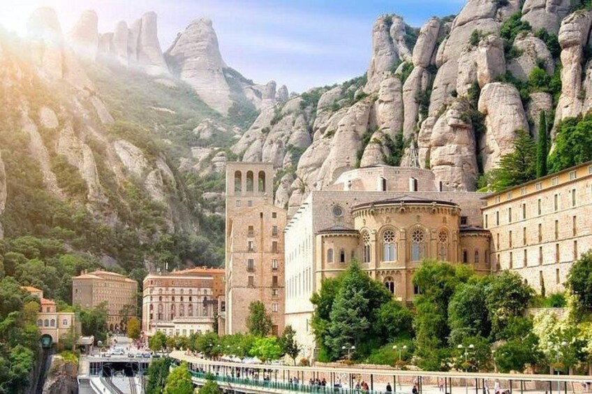 Un bâtiment historique à l’architecture classique, entouré de montagnes rocheuses et de verdure. 2