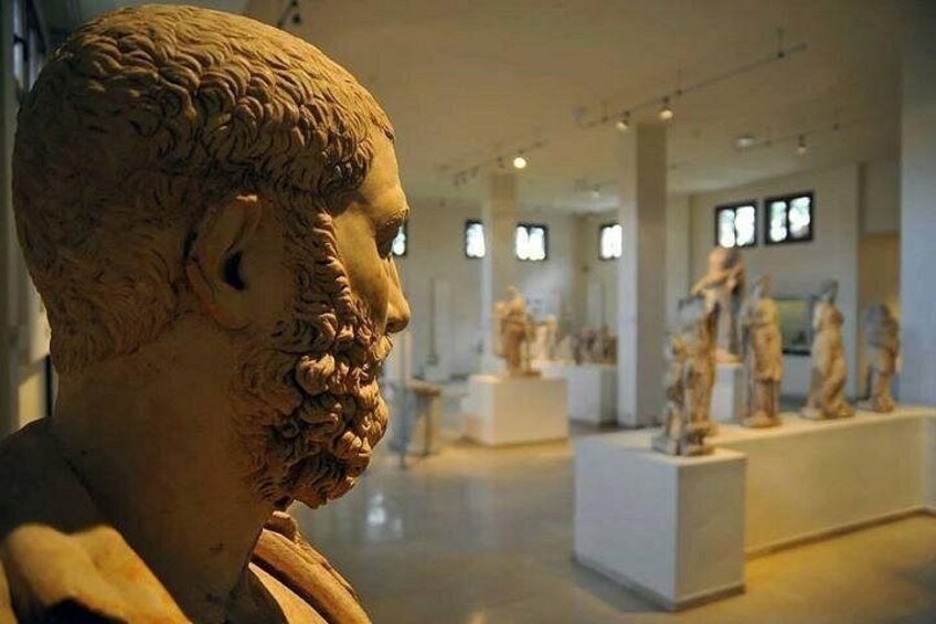 Una scultura classica in un museo, con altre statue sullo sfondo. 1