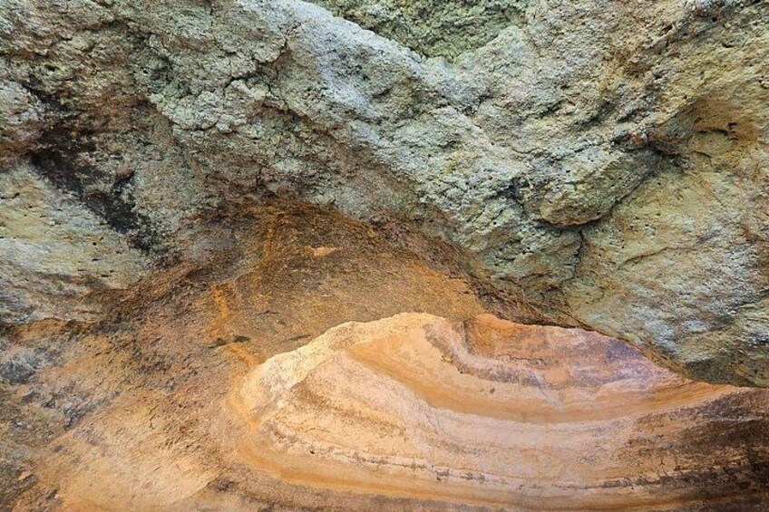 En geologisk formation med lagdelte klippestykker. 3