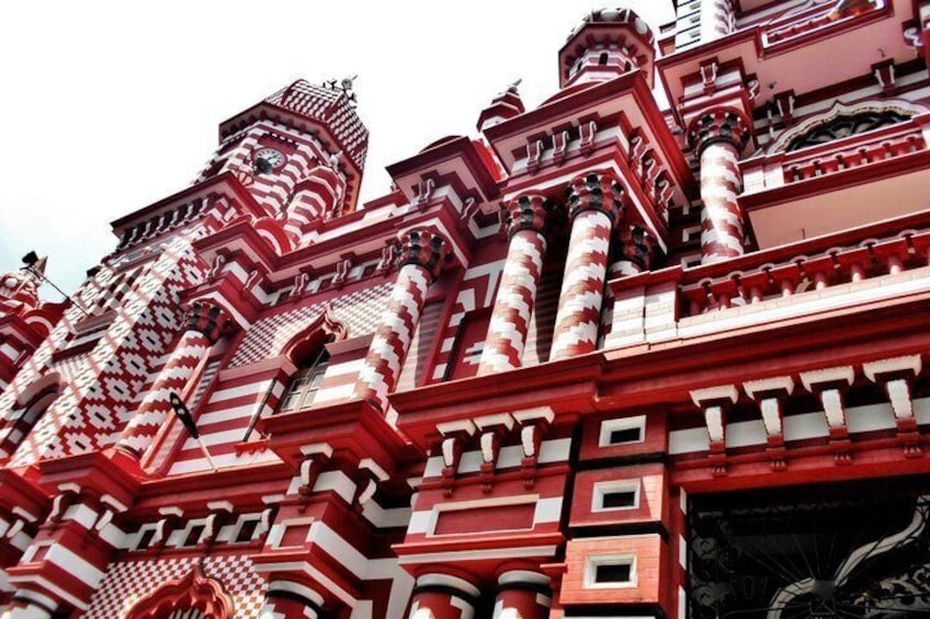 Un edificio con strisce rosse e bianche e dettagli architettonici elaborati. 1