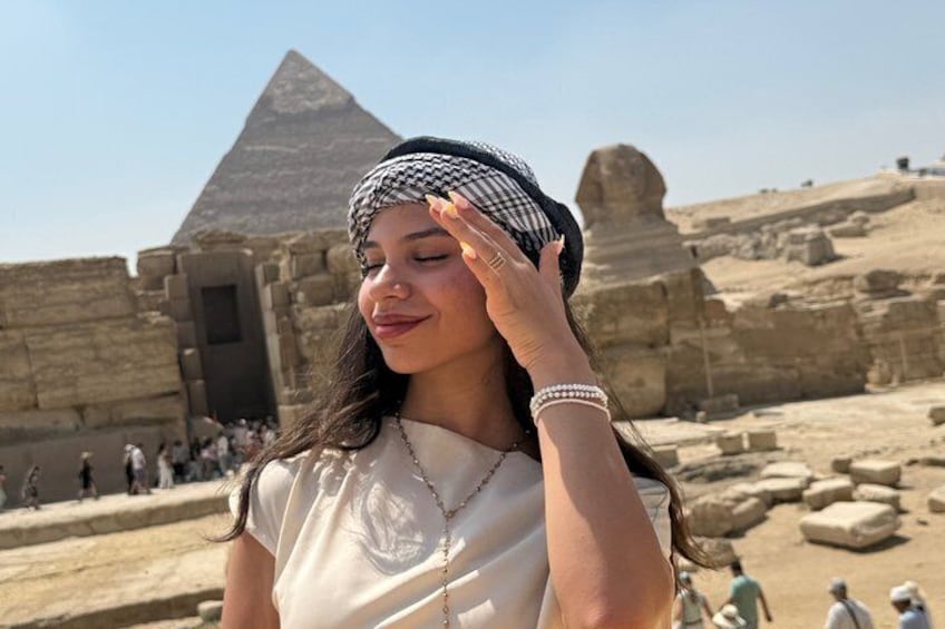 Een persoon voor de Grote Piramide van Gizeh. 2