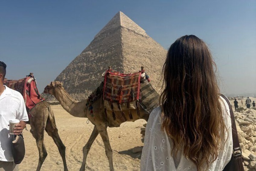Een piramide, een kameel en een persoon met een drankje. 5