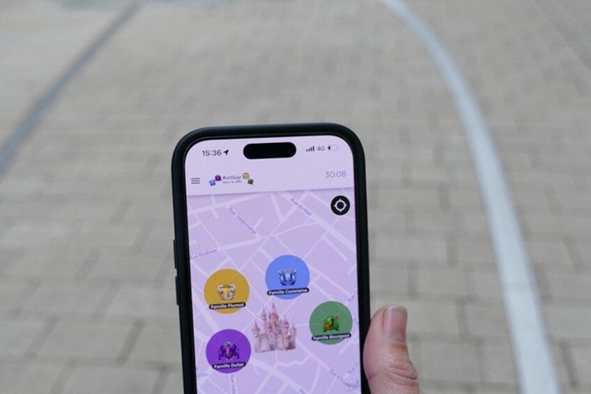Un teléfono inteligente mostrando un mapa con puntos de ubicación. 4