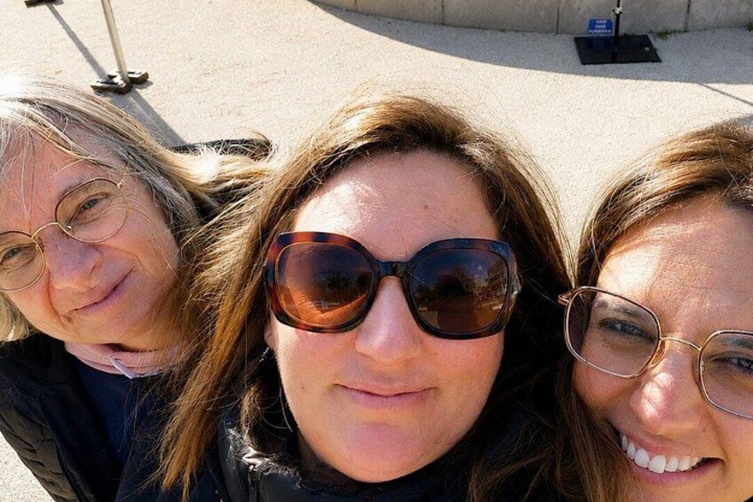 Tres personas juntas, probablemente tomándose un selfie. 3