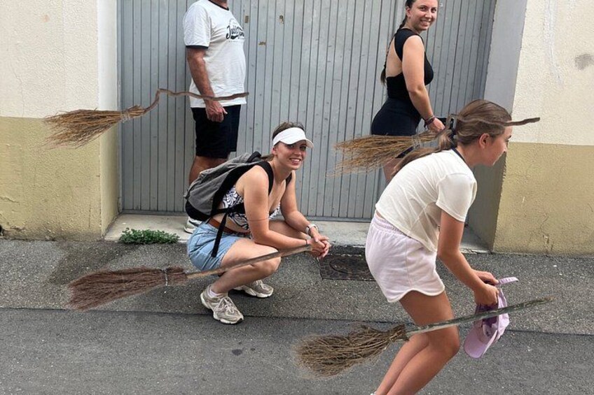 Personas sosteniendo escobas, posiblemente limpiando o barriendo una calle. 2