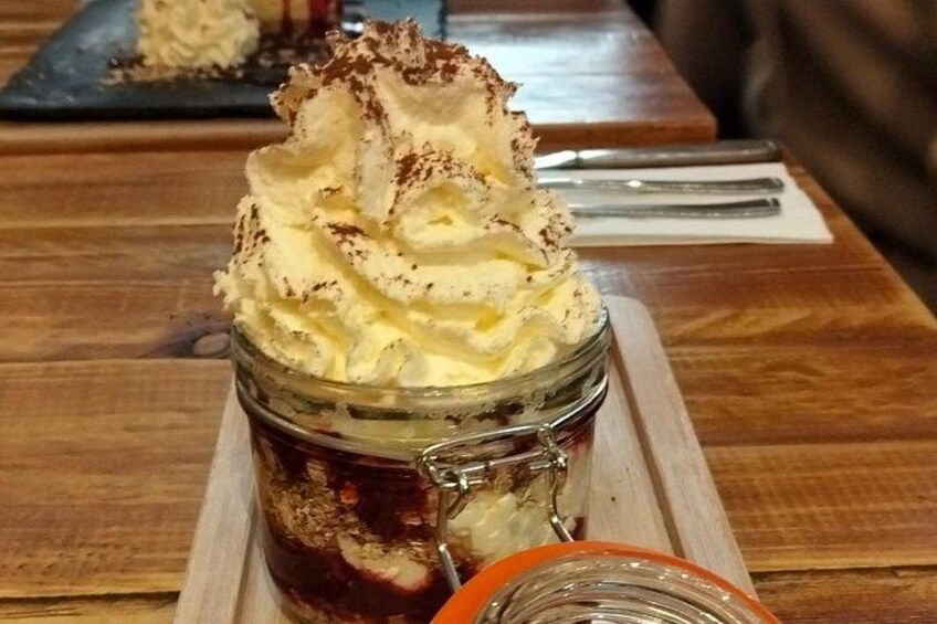 Ein Dessert im Glas mit Schlagsahne und Streuseln. 2