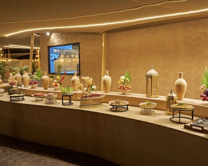 Ein reichhaltiges Buffet mit verschiedenen Speisen und Dekorationen auf einer Theke. 5