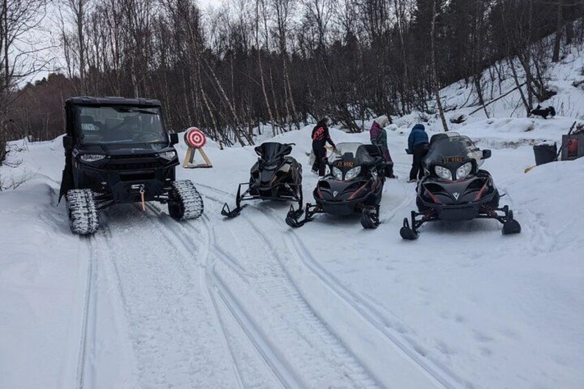 Utv og scooter kjøing før øksekasting. 2