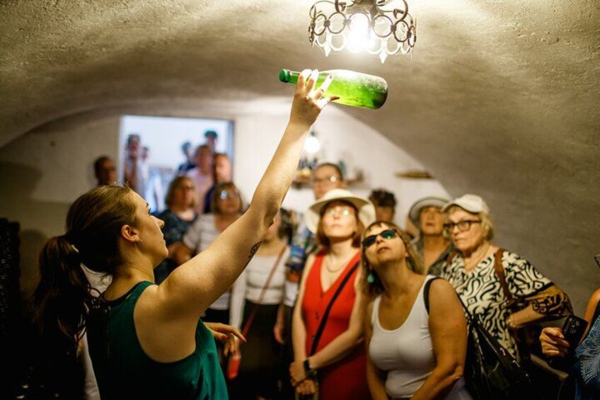 Jemand füllt ein Getränk in eine Flasche. 1