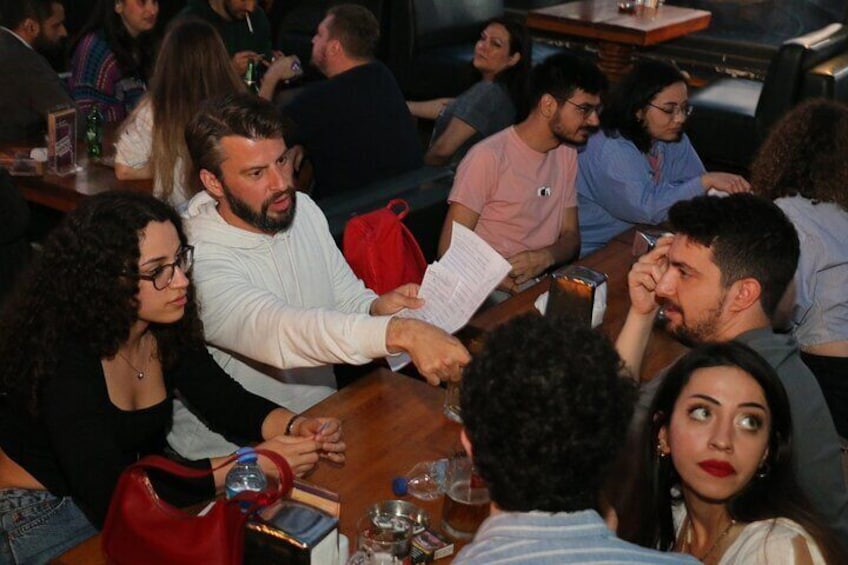 Un groupe de personnes est assis à une table dans un restaurant. 5