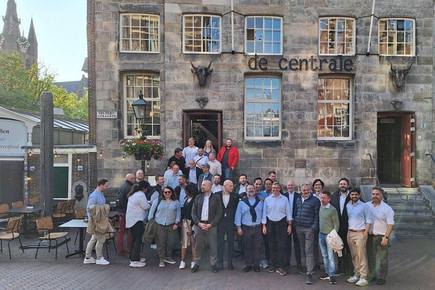 Guests in front of restaurant 1