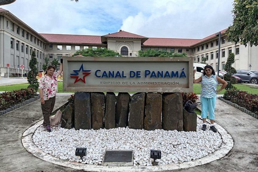 En skylt med texten ”Canal de Panama”, och två personer står bredvid den. 5