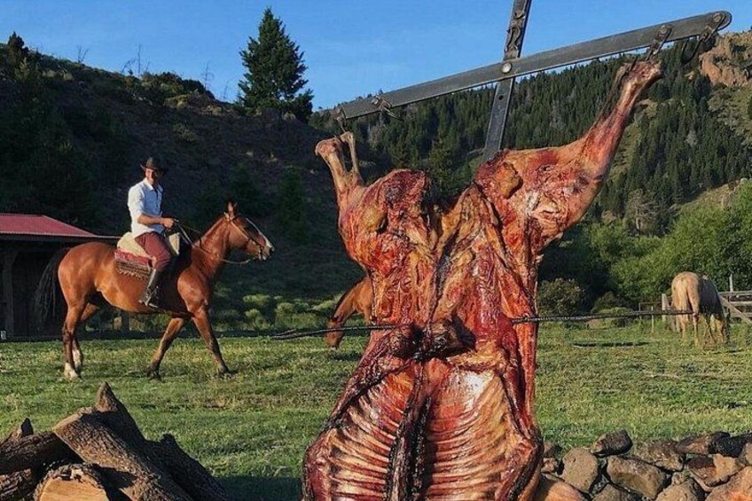 Una persona a cavallo, un maiale arrosto e un paesaggio montuoso. 3