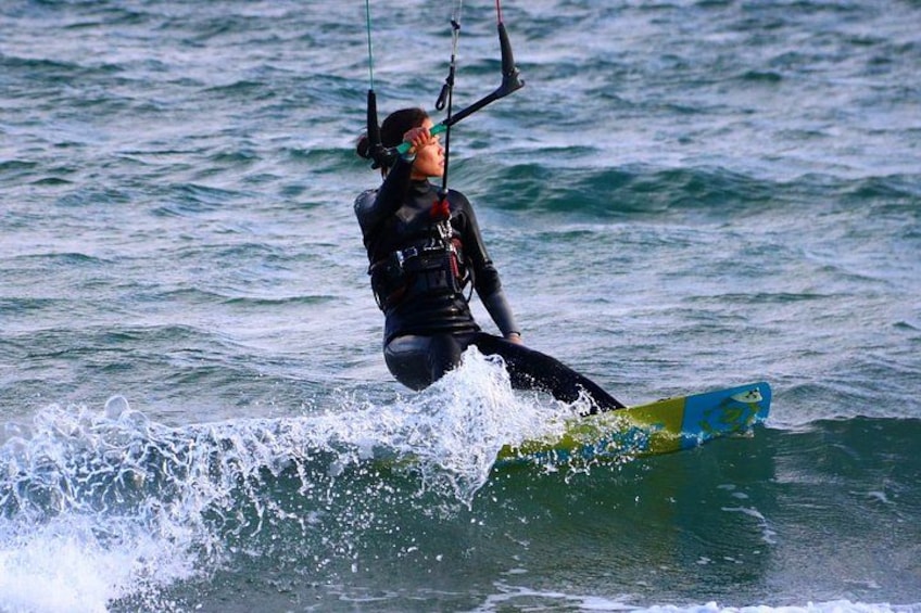Iemand windsurft over een golf. 2