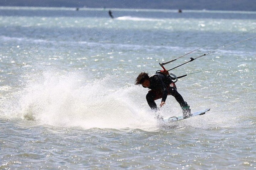 Iemand die aan het windsurfen is op het water. 4