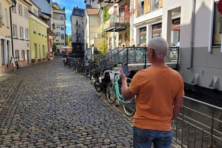Une rue pavée bordée de vélos et d’immeubles. 1