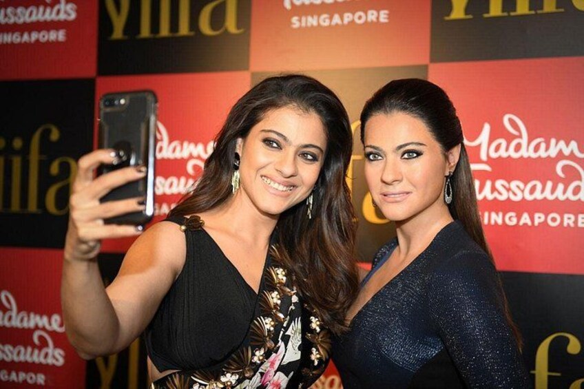 Dos personas tomándose un selfie con un teléfono móvil. 5