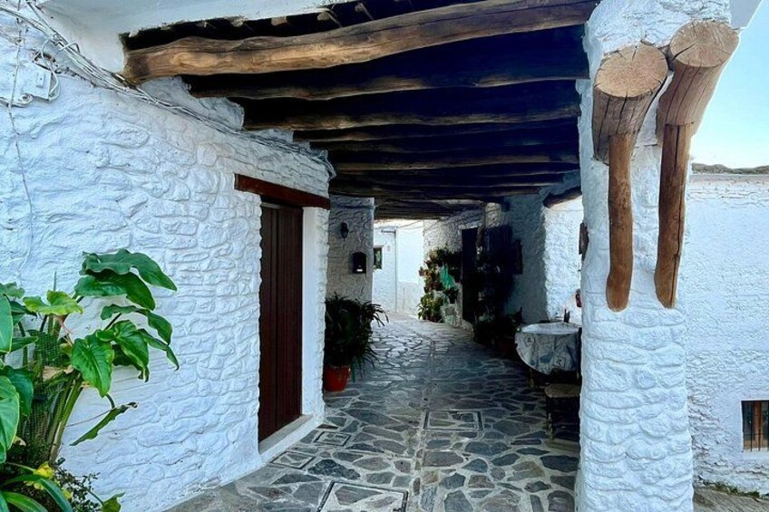 Textiles and Tinaos: A Self-Guided Audio Tour of Pampaneira 3
