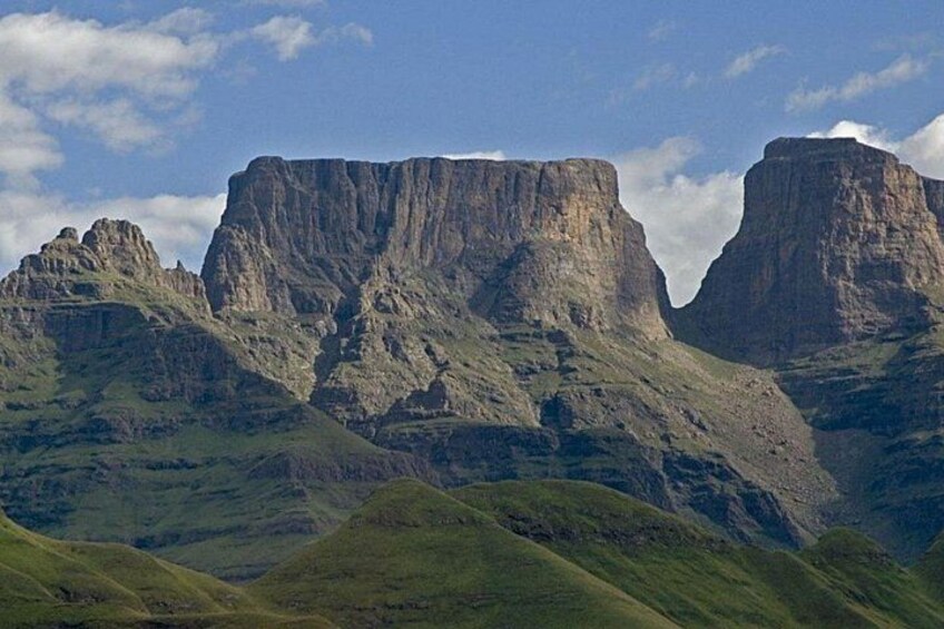 Een bergachtig landschap met steile kliffen en glooiende heuvels. 2