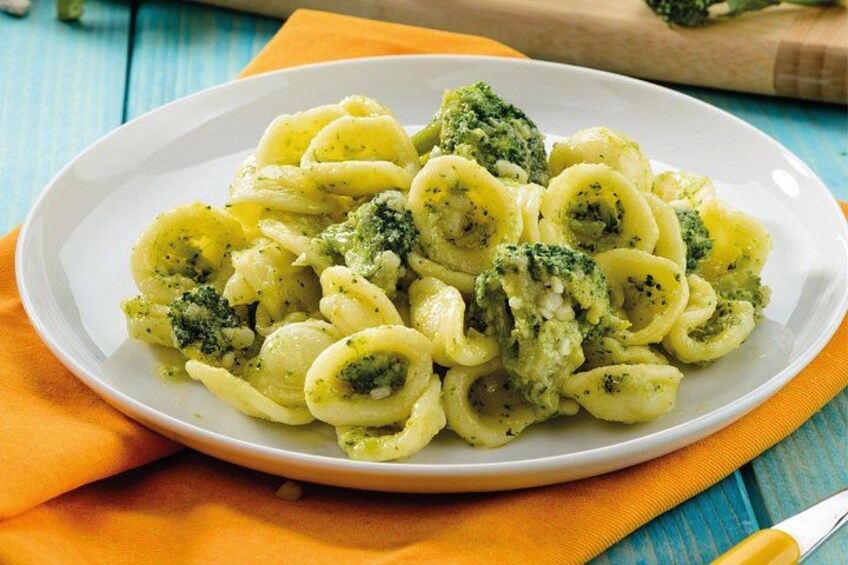 Un piatto di pasta con broccoli. 5