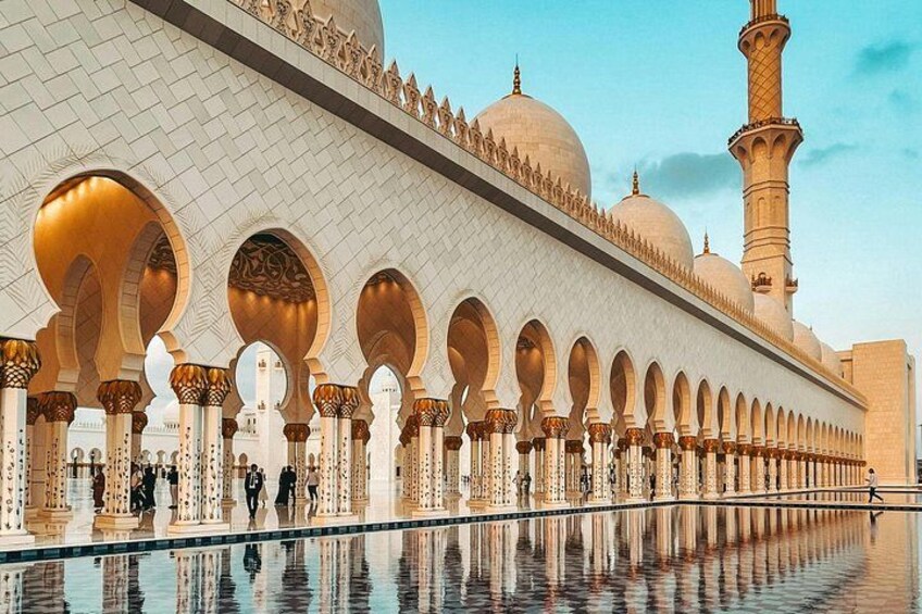 Une mosquée dotée d’un long couloir, d’arcades et d’un minaret. 2
