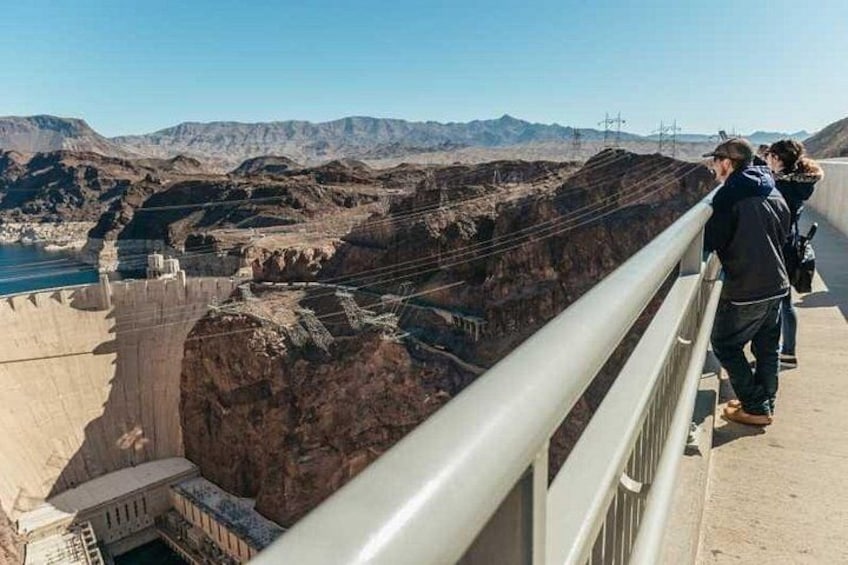 Una presa con una plataforma panorámica, paisaje de cañón y montañas distantes. 1