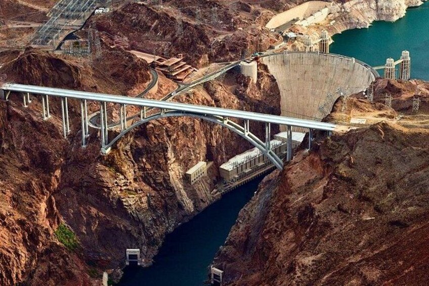 Una presa con un puente que cruza un cañón. 2