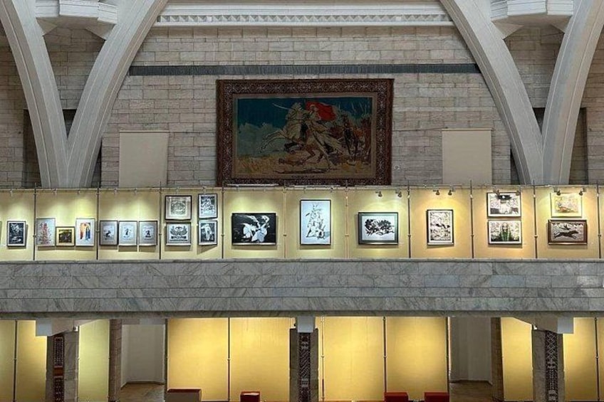 Eine Galerie mit gerahmten Kunstwerken, ein großes Gemälde darüber und ein Marmorboden. 2