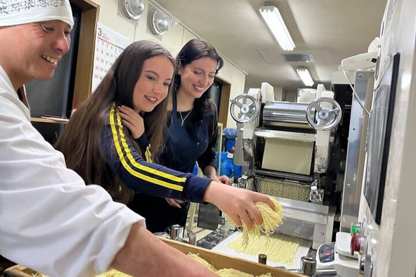 Personas preparando comida en una cocina con equipos industriales. 3