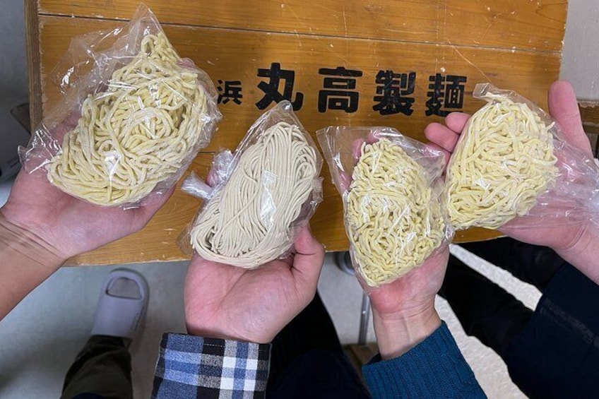 Manos sosteniendo paquetes de fideos. 4