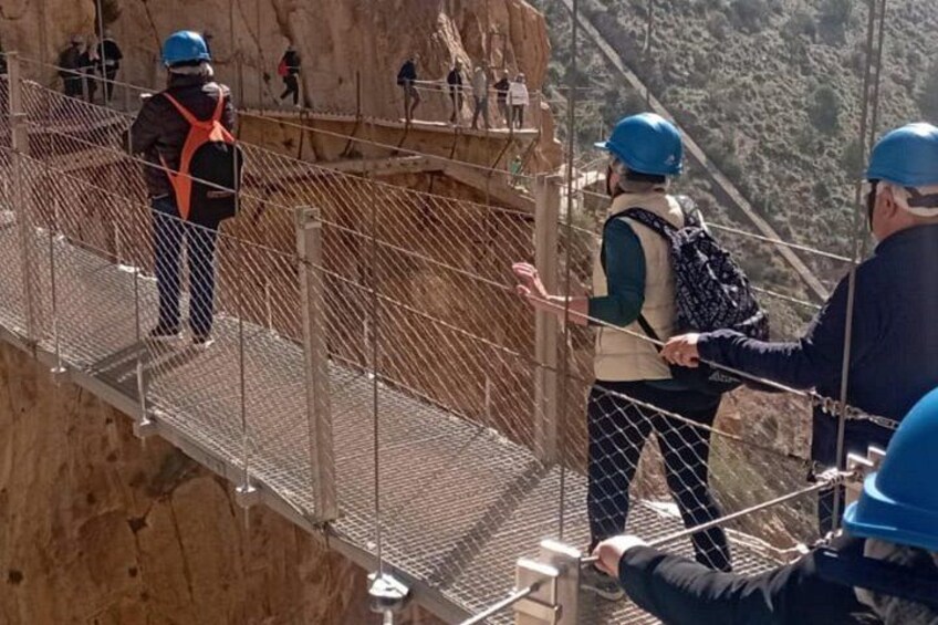 Un ponte sospeso con persone che lo attraversano. 2