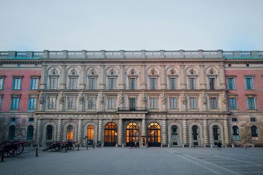 Un grande edificio storico con finestre ad arco e un ingresso centrale. 1