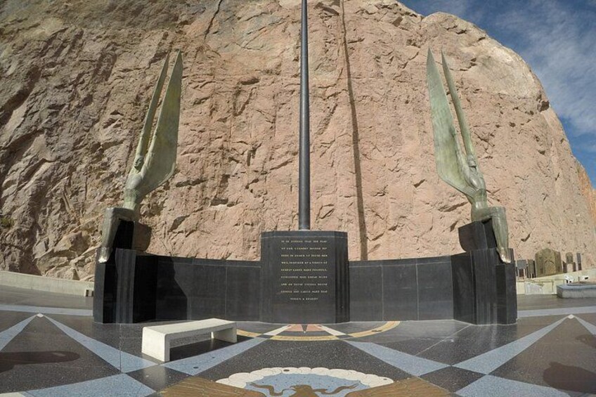 Een monument met een plaquette voor een rotsachtige berg. 2