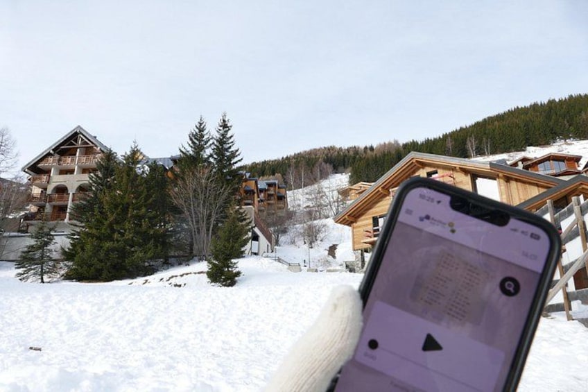 Eine Holzchalet mit Balkon, umgeben von Schnee und Bäumen. 3