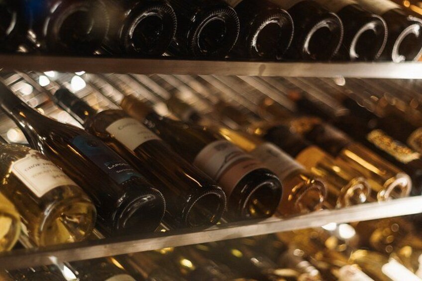 Una bodega con botellas en estanterías. 5