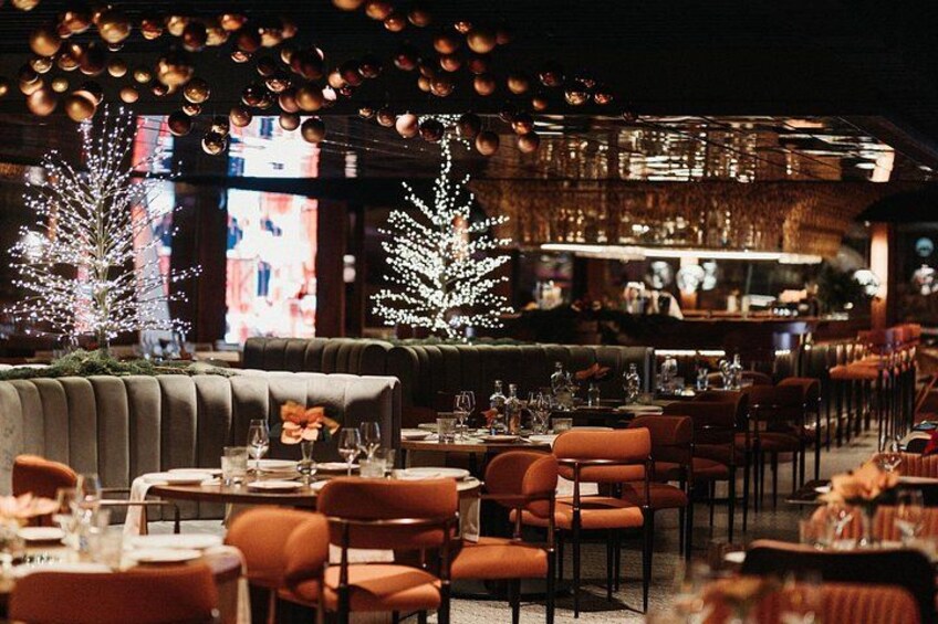 Een restaurantinterieur met zitjes, tafels en stoelen. 3