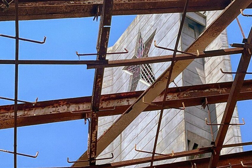 Een metalen steigerconstructie met verroeste metalen balken en haken voor een helderblauwe lucht. 4