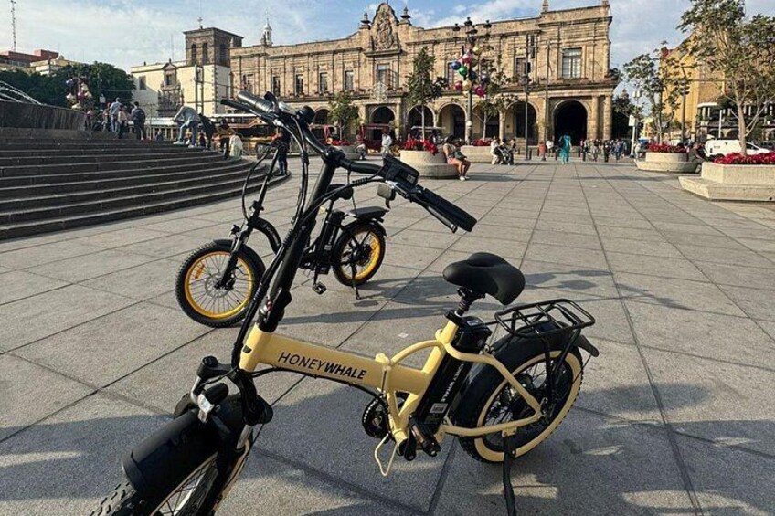 Electric bicycles with the Municipal Palace of Guadalajara in the background. 5