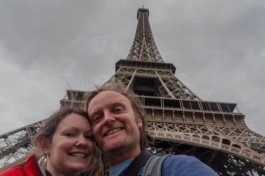 Une personne prenant un autoportrait avec la Tour Eiffel en arrière-plan. 2