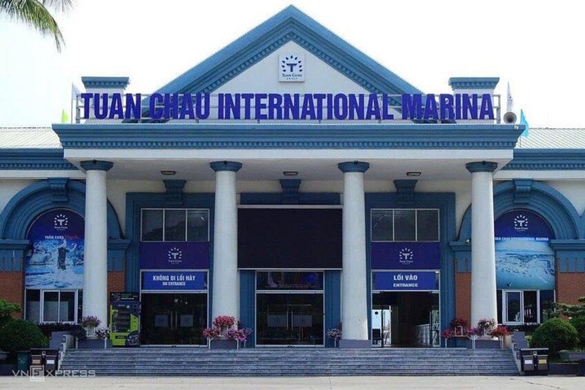 Ein großes Gebäude mit der Aufschrift 'TUAN CHAU INTERNATIONAL MARINA'. 4