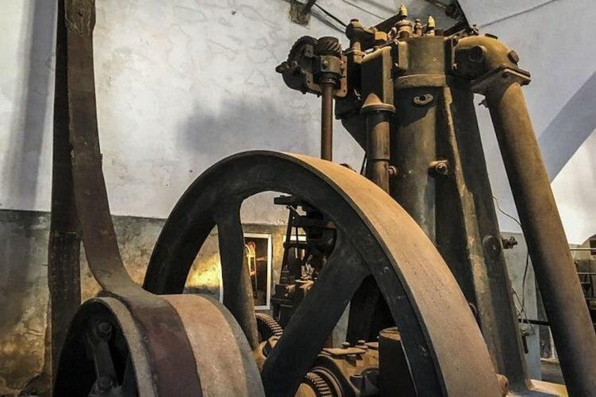 Industrielle Maschinen mit großen Rädern und Rohren. 2