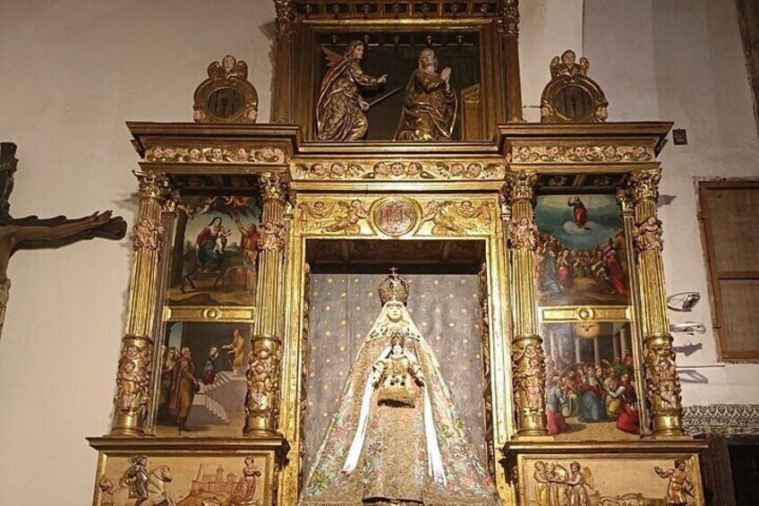 Un iconostasio religioso ricamente ornamentado con múltiples pinturas y esculturas enmarcadas. 5